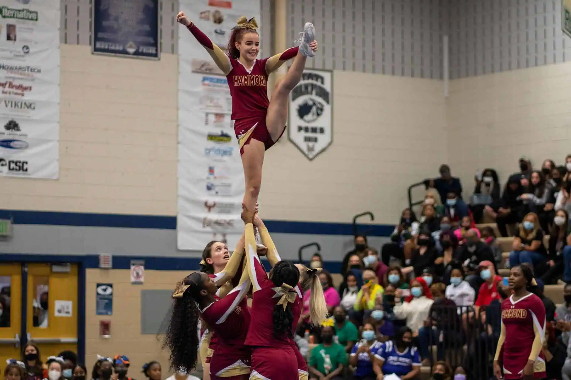 squad of cheerleaders doing a stunt. Davenport Psychology- Sports psychology for athlete's in Sarasota FL and Venice FL.