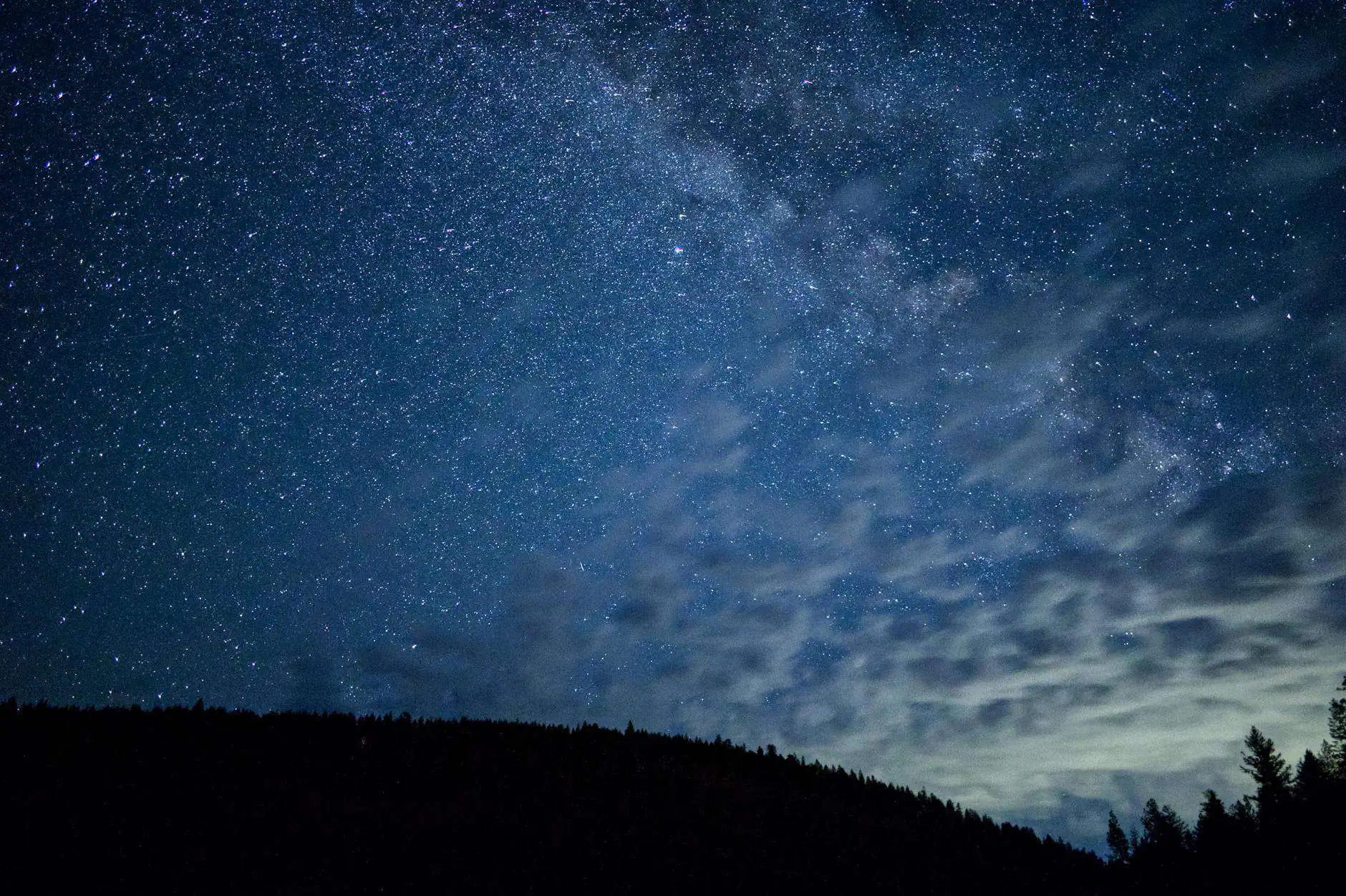 the milky way over the mountains