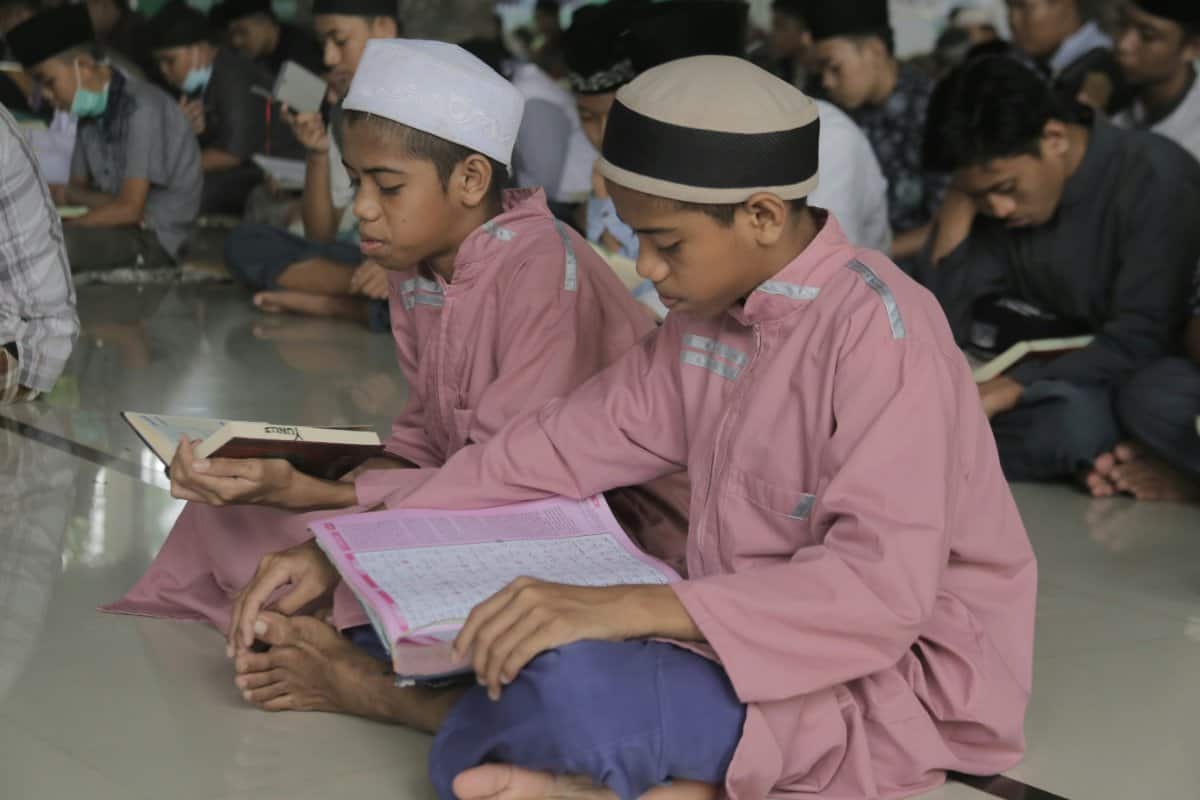 Illustration of a child looking overwhelmed in a busy classroom