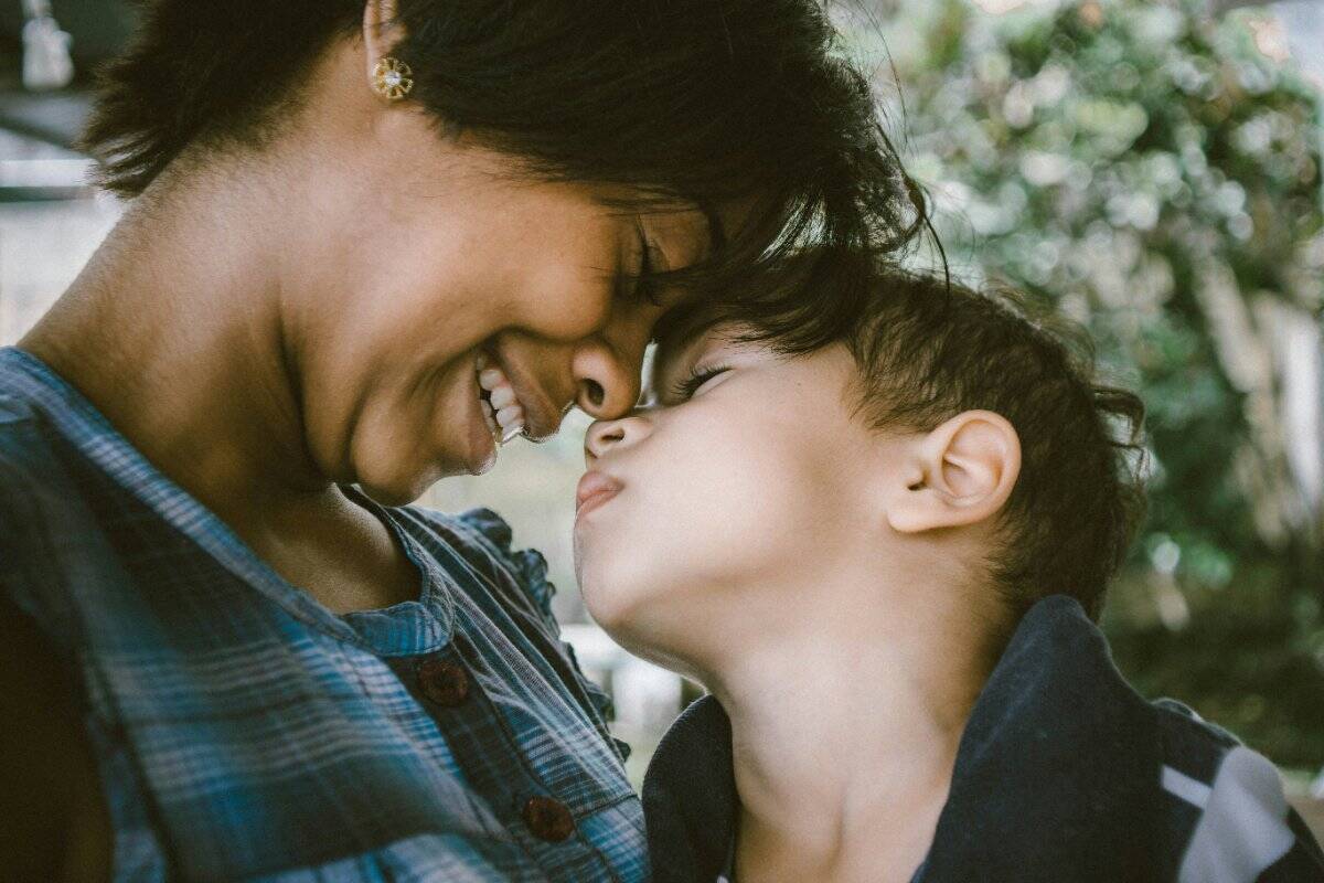 Professional support in a family therapy session